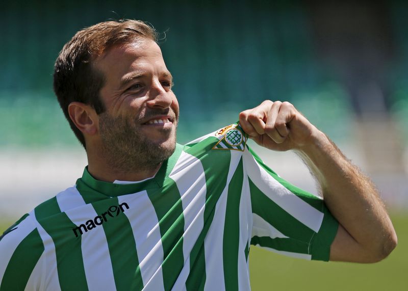 © Reuters. El recién ascendido Betis ficha por tres años a Van der Vaart