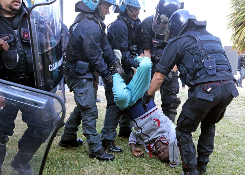 © Reuters. Polícia italiana retira imigrante da Riviera italiana, perto da fronteira com a França