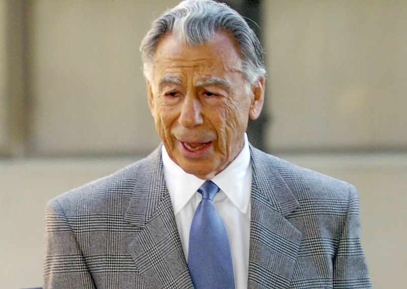© Reuters. Billionaire Kirk Kerkorian heads into the courthouse to testify in DaimlerChrysler merger lawsuit in Wilmington, Delaware