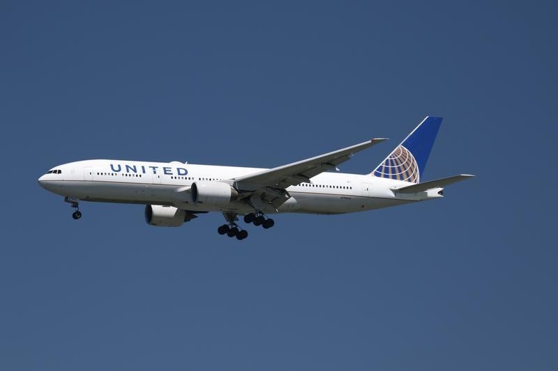 © Reuters. A United Airlines Boeing 777-200, with Tail Number N796UA, lands at San Francisco International Airport, San Francisco