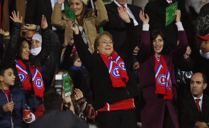 © Reuters. Presidente chilena, Michelle Bachelet, em partida da seleção do Chile contra o Equador em Santiago pela Copa América