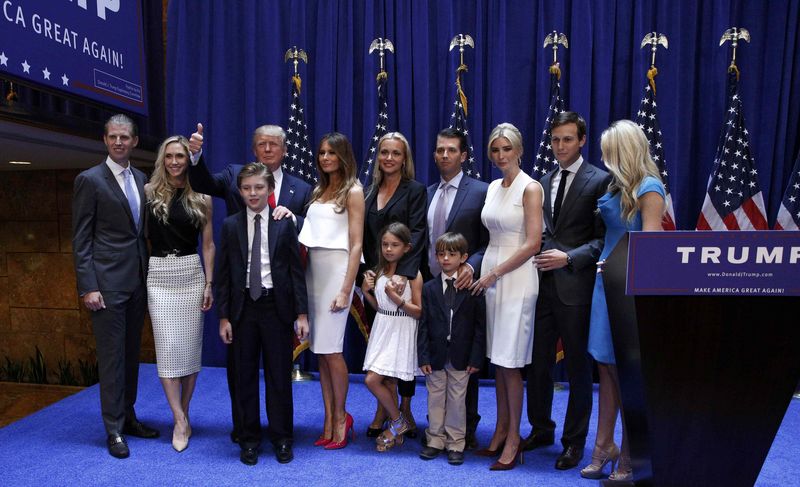 © Reuters. U.S. Republican presidential candidate, real estate mogul and TV personality Donald Trump poses with his family after formally announcing his campaign for the 2016 Republican presidential nomination during an event at Trump Tower in New York