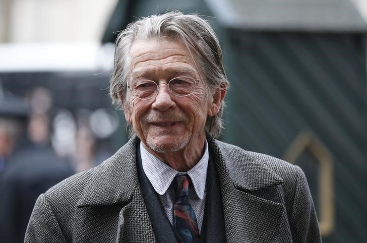 © Reuters. Ator John Hurt chega a uma missa em homenagem ao ator e diretor Richard Attenborough