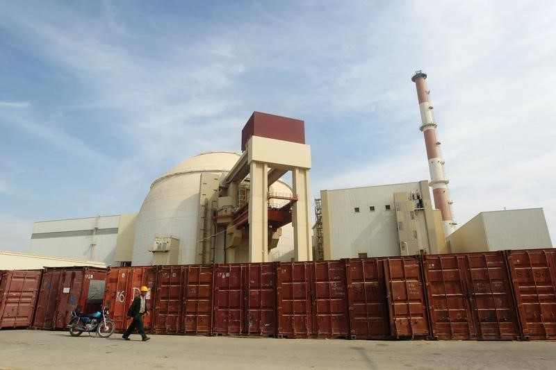 © Reuters. Russian worker walks past Bushehr nuclear power plant, 1,200 km south of Tehran