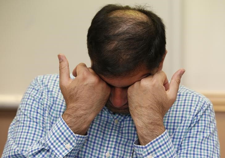 © Reuters. Mohammed Shoaib, marido de Khadija Bibi Dawood, se emociona durante entrevista