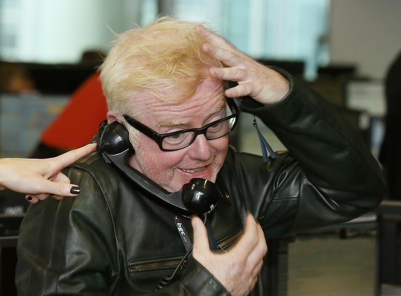 © Reuters. Radio presenter Chris Evans takes part in a trade on the trading floor of BGC Partners in London