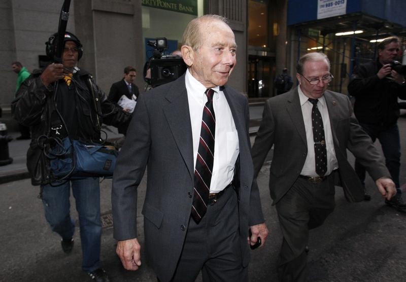 © Reuters. Former CEO of AIG, Greenberg, leaves a building in Downtown New York after being deposed by the Attorney General's office