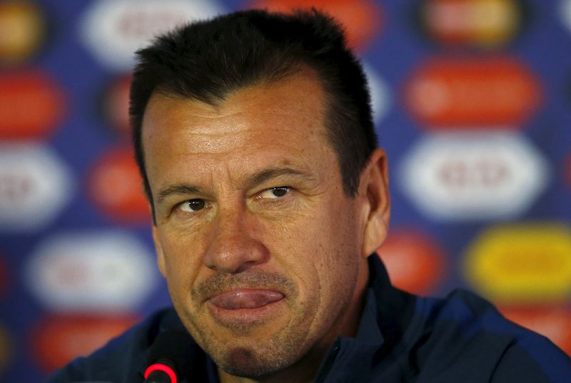 © Reuters. Técnico da seleção brasileira de futebol, Dunga concede entrevista coletiva