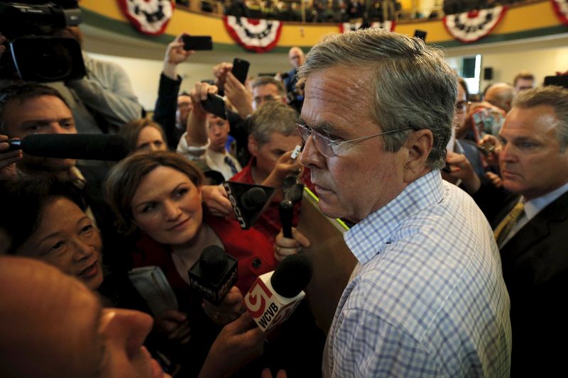 © Reuters. Pré-candidato republicano à Presidência dos EUA, Jeb Bush, fala a jornalistas