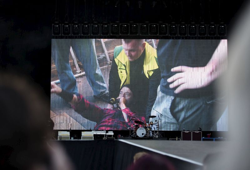 © Reuters. Dave Grohl, do Foo Fighters, é visto em telão após queda do palco em Gotemburgo