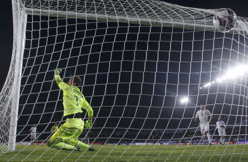 © Reuters. Uruguay's goalie Muslera tries in vain to save a goal from Argentina's Aguero during their first round Copa America 2015 soccer match at Estadio La Portada in La Serena