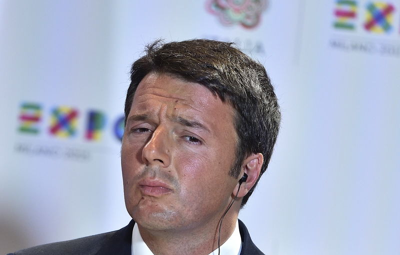 © Reuters. Italian Prime Minister Renzi listens to a question during a joint news conference with Russian President Putin at the end of a meeting in Milan