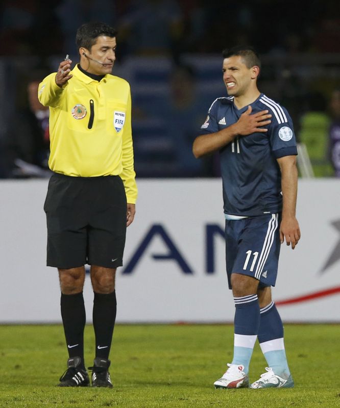 © Reuters. El argentino Agüero se lesiona el hombro ante Uruguay y es duda para próximo partido