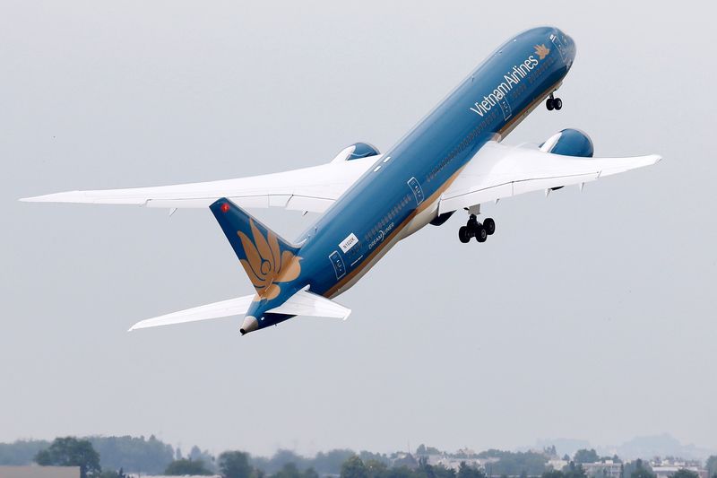 © Reuters. A Boeing 787-9 Dreamliner takes off as it participates in a flying display during the 51st Paris Air Show at Le Bourget airport near Paris