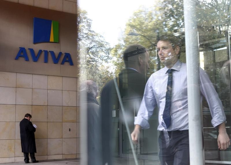 © Reuters. People enter and exit the AVIVA headquarters building in Dublin.