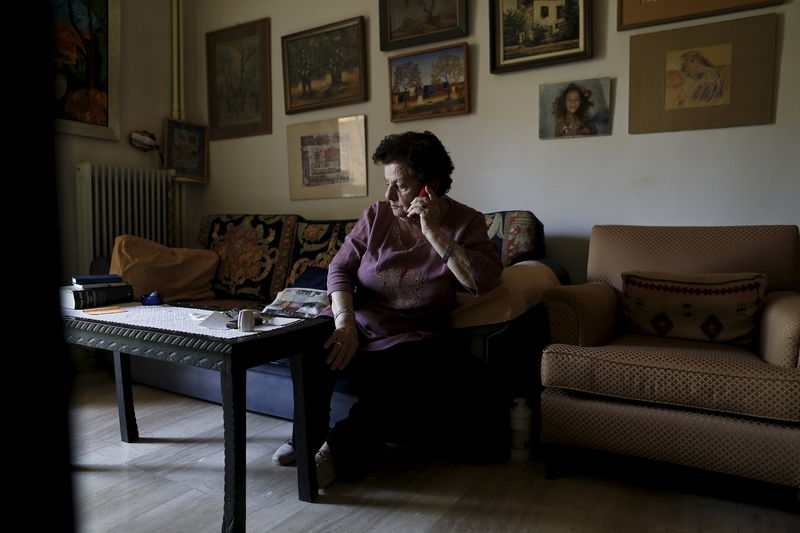 © Reuters. La paradoja griega: jubilados en la ruina pese a costoso sistema de pensiones