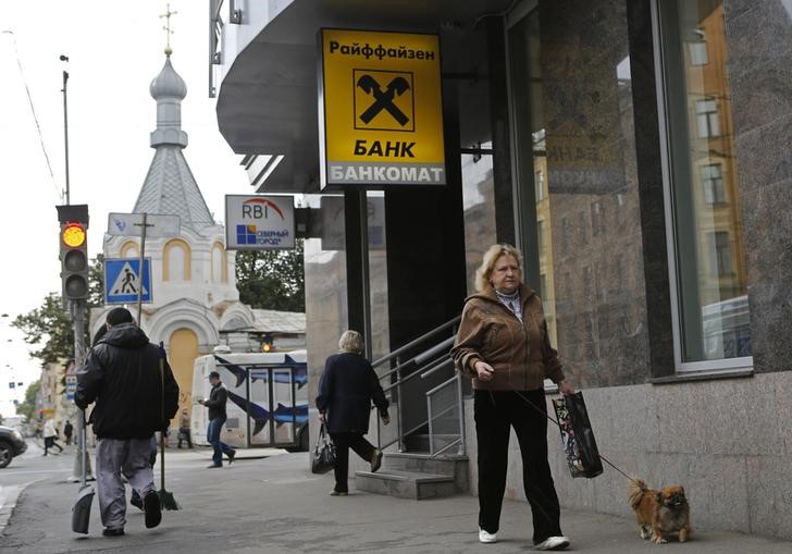 © Reuters. Люди проходят мимо отделения Райффайзен банка в Санкт-Петербурге