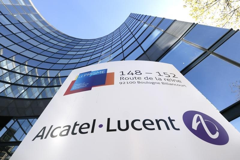 © Reuters. ALCATEL-LUCENT DANS LE ROUGE À LA MI-SÉANCE