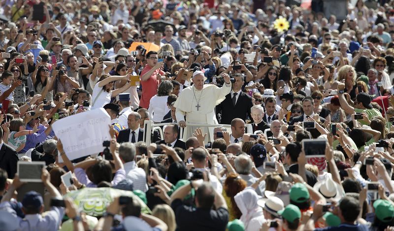 © Reuters. Papa Francisco junto à multidão no Vaticano