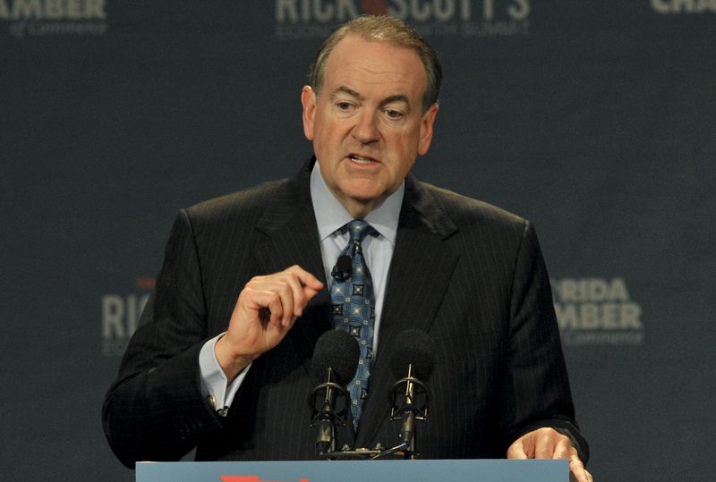 © Reuters. Republican presidential hopeful Huckabee addresses attendees during an economic summit hosted by Florida Gov. Rick Scott in Orlando