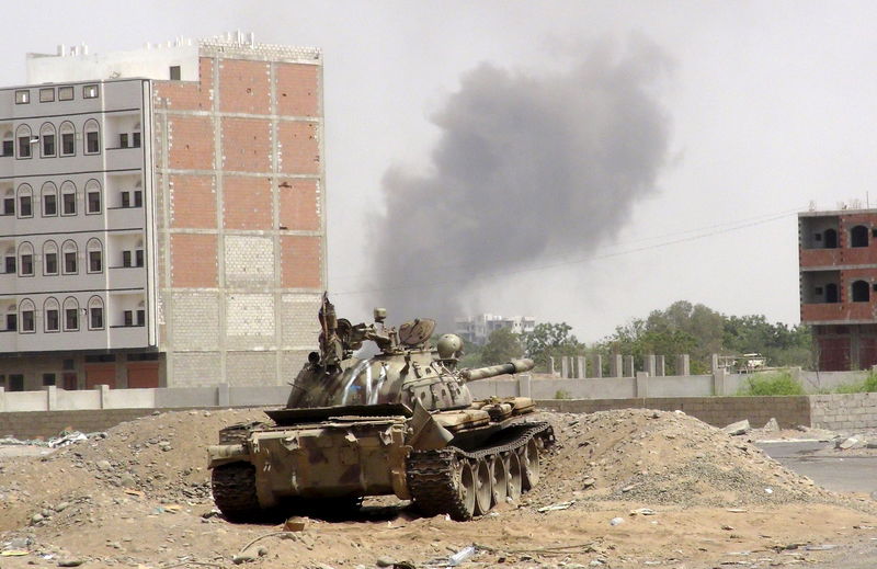 © Reuters. Smoke billows from the site of a Saudi-led air strike on a Houthi position in Aden