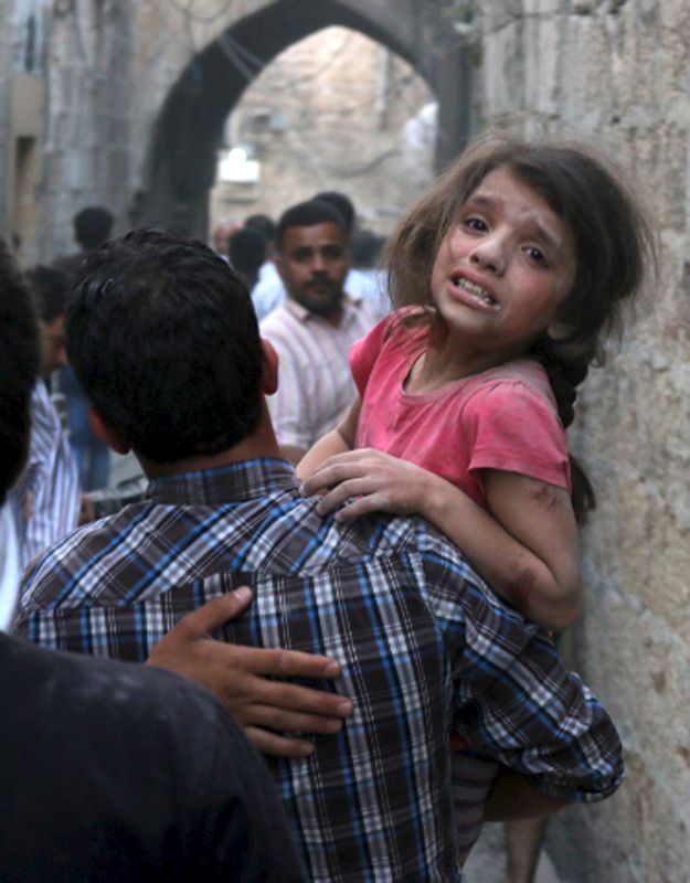 © Reuters. Menina ferida durante confronto na Síria