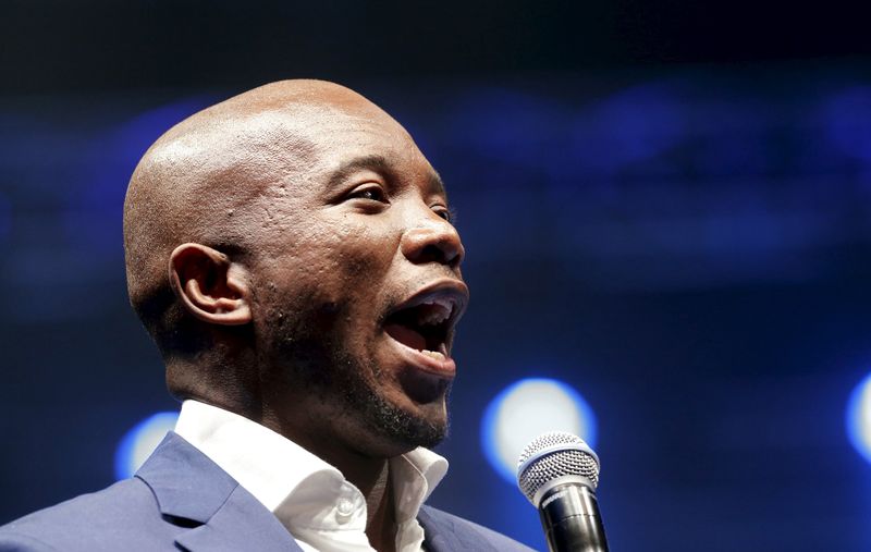 © Reuters. Mmusi Maimane, the first black leader of South Africa's opposition Democratic Alliance (DA), addresses a DA election rally in Johannesburg
