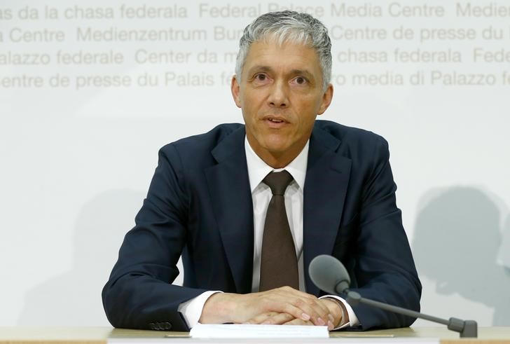 © Reuters. Procurador-geral da Suíça, Michael Lauber, faz pronunciamento em Berna