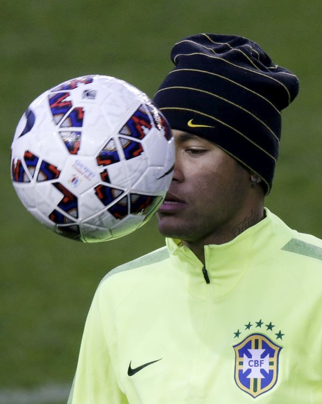 © Reuters. Neymar em treino da seleção brasileira no Chile para a disputa da Copa América