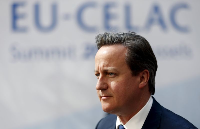 © Reuters. Britain's PM Cameron arrives to attend an EU-CELAC Latin America summit in Brussels