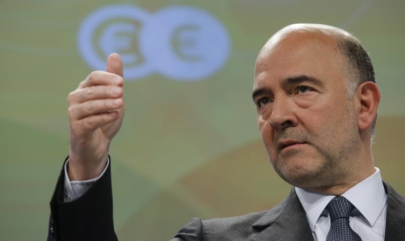 © Reuters. European Economic and Monetary Affairs Commissioner Pierre Moscovici attends a news conference at the EU commission headquarters in Brussels 