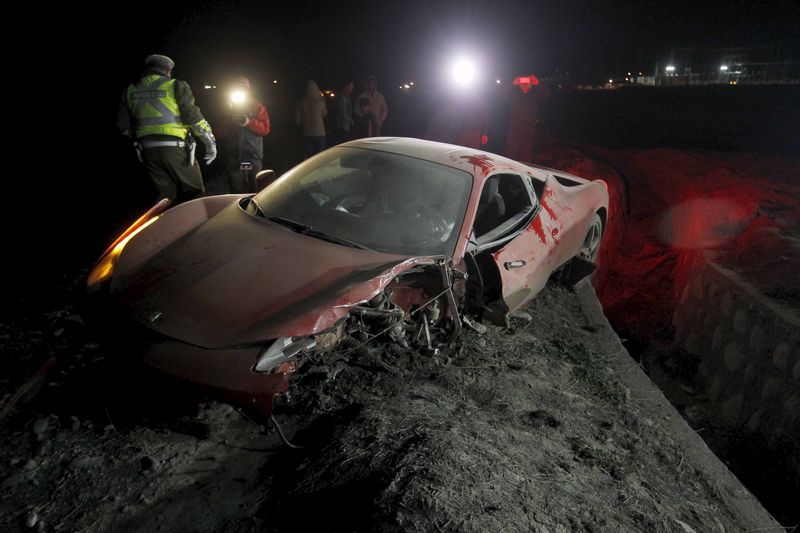 © Reuters. Ferrari vermelha de Arturo Vidal após acidente ao sul de Santiago