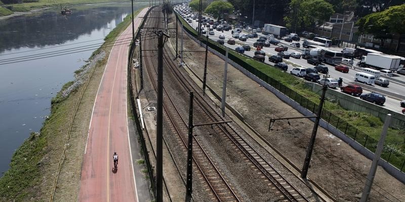 © Reuters. Vista da ciclovia, linha férrea e a Marginal Pinheiros, em São Paulo