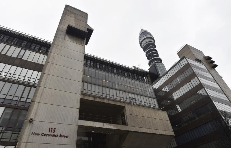 © Reuters. The BT telecommunications tower stands behind a University of Westminster campus building in central London