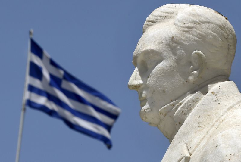 © Reuters. Estátua do fundador do Estado grego moderno, Ioannis Kapodistrias, com bandeira ao fundo, em Atenas