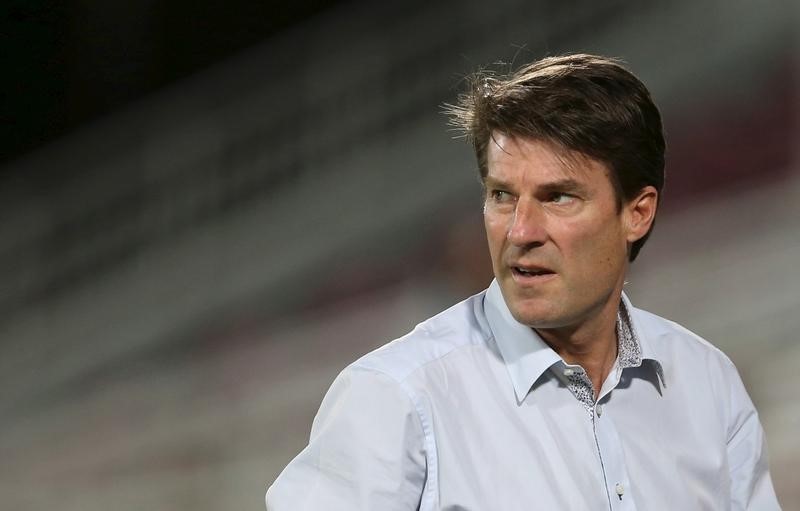 © Reuters. Laudrup, head coach of Qatar's Lekhwiya, reacts during their AFC Champions League soccer match against Iran's Persepolis at Abdullah bin Khalifa Stadium in Doha 