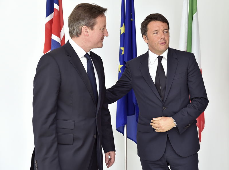 © Reuters. Italian Prime Minister Renzi speaks with his British counterpart Cameron during an event at the Milan Expo 2015 global fair in Milan