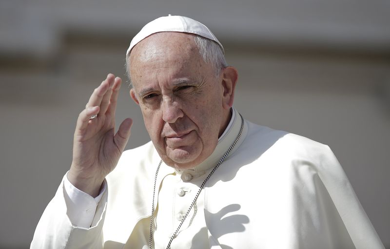 © Reuters. Papa Francisco acena em audiência no Vaticano 