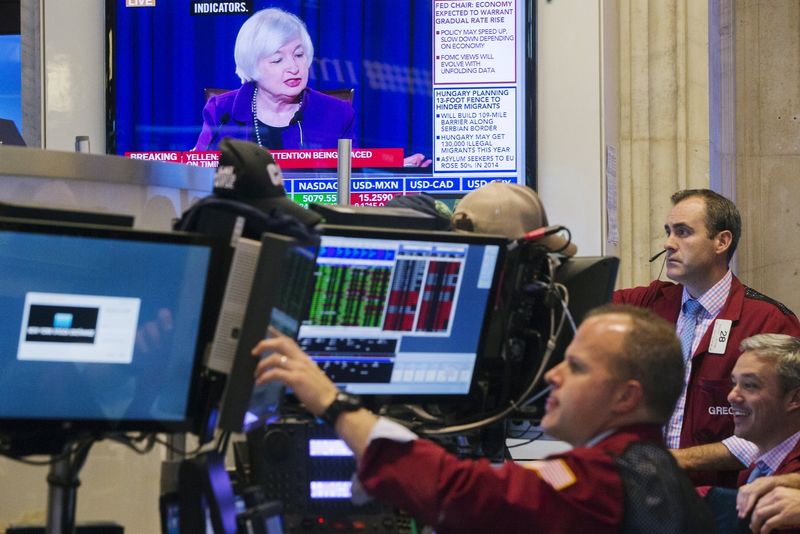 © Reuters. Traders work on the floor of the New York Stock Exchange