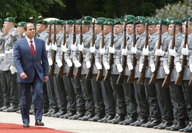 © Reuters. Egypt's President Sisi reviews guard of honour in Berlin