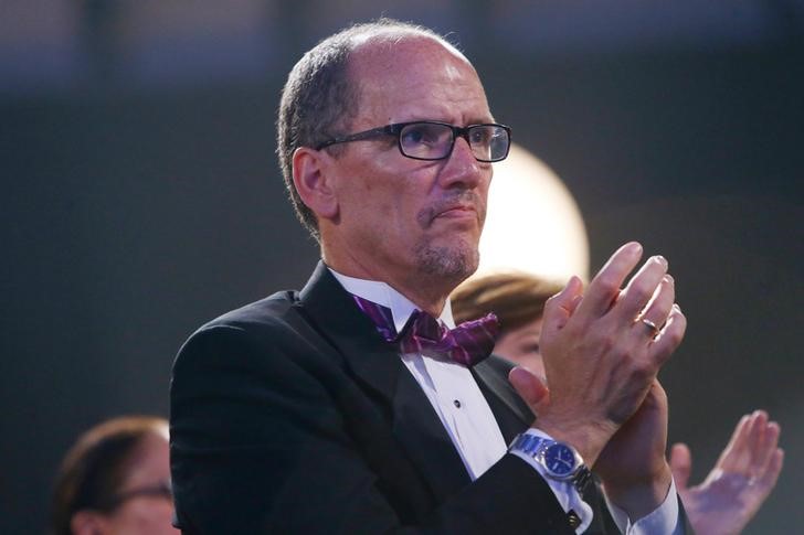 © Reuters. U.S. Labor Secretary Perez applauds remarks by President Obama at event in Washington