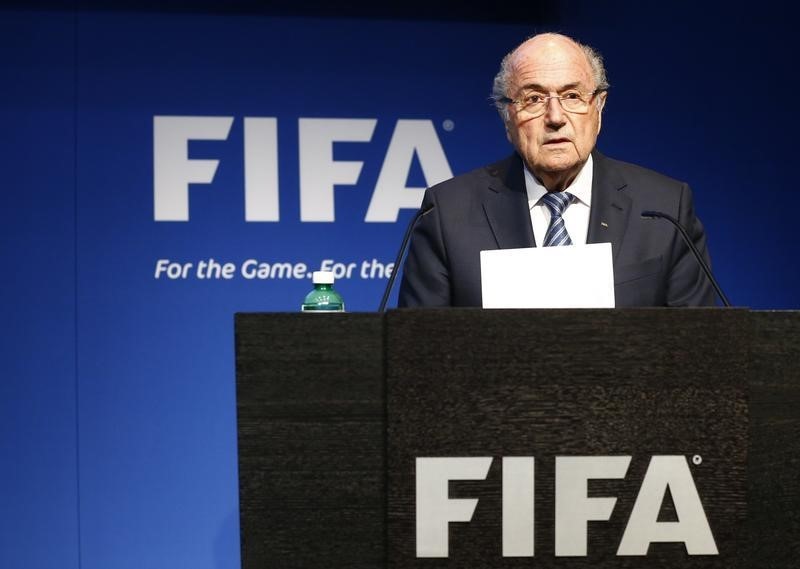 © Reuters. FIFA President Blatter addresses news conference at the FIFA headquarters in Zurich