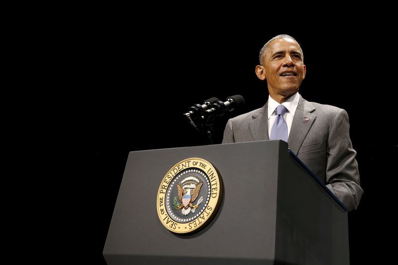 © Reuters. U.S. President Obama delivers remarks at an investiture ceremony for Attorney General Lynch at the Warner Theater in Washington