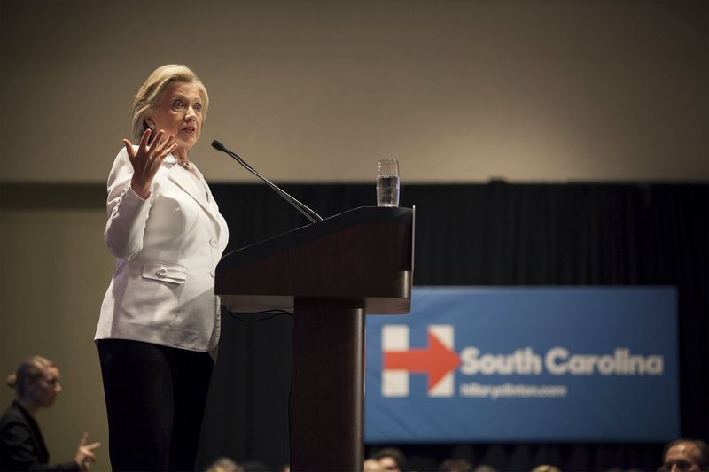 © Reuters. U.S. Democratic presidential candidate Hillary Clinton speaks at a rally at Trident Technical College Conference Center in North Charleston