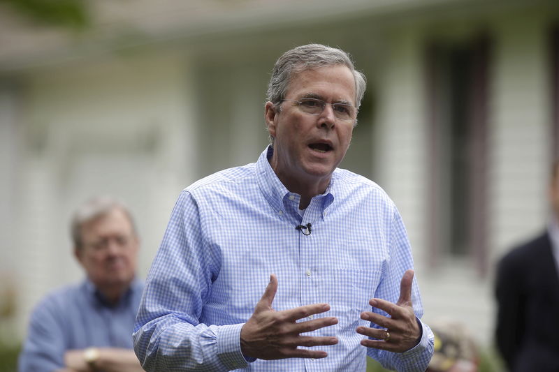 © Reuters. Former Florida Governor and Republican presidential candidate Jeb Bush speaks during a backyard campaign event in Washington