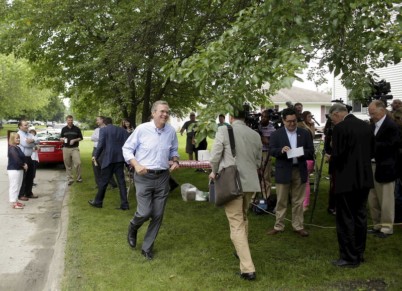 © Reuters. Former Florida Governor and Republican presidential candidate Jeb Bush runs to his waiting vehicle as he leaves a backyard campaign event in Washington