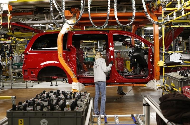 © Reuters. Fiat Chrysler assembly workers work on a partially assembled minivan at the Windsor Assembly Plant in Windsor, Ontario,