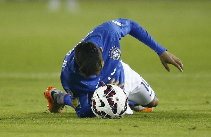 © Reuters. Neymar em partida do Brasil contra a Colômbia no Estádio Monumental David Arellano, em Santiago