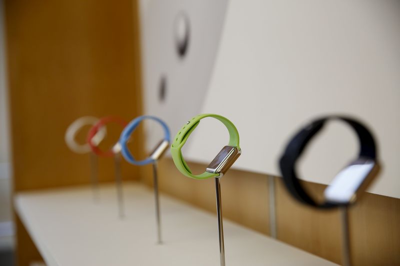 © Reuters. Bands for the Apple Watch are seen for sale at Apple's flagship retail store in San Francisco