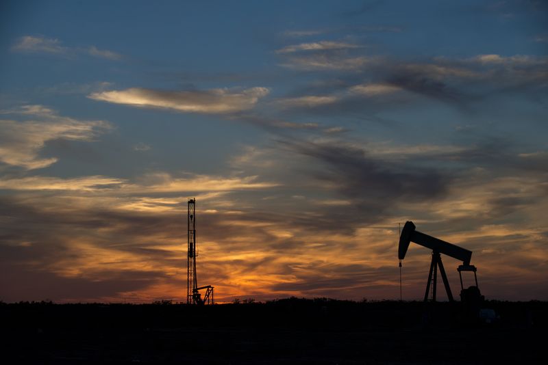 © Reuters. Оборудование для добычи нефти на месторождении в Техасе 